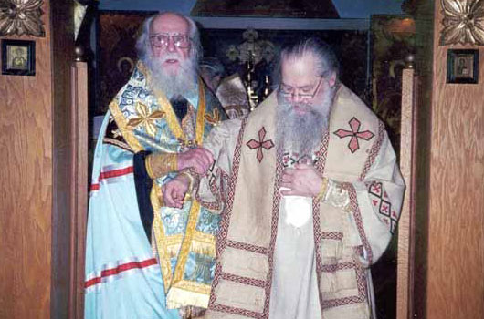 Митрополит Виталий выводит к народу новорукоположенного епископа Сергия.
