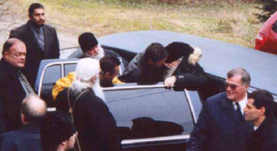 Попытка похищения митрополита Виталия. Владыку пытаются насильно затолкать в машину.